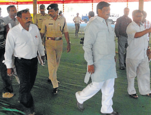 District-in-Charge Minister Dr H C Mahadevappa inspects the preparations for 80th All India Kannada Sahitya Sammelan, at Field Marshal K M Cariappa College in Madikeri on Saturday. DH Photo