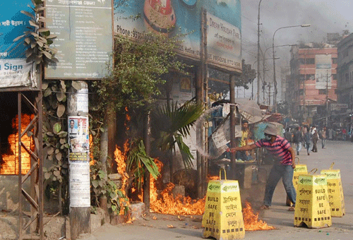 Activists of Bangladesh Jamaat-E-Islami set fire to an office of ruling party Bangladesh Awami League during a clash in Narayanganj January 5, 2014. Bangladesh's ruling Awami League was poised on Sunday to win a violence-plagued parliamentary election whose outcome was never in doubt after a boycott by the main opposition party. REUTERS