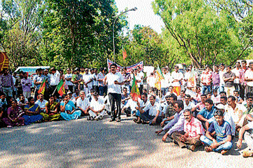 Taluk Panchayat President M A Sheshagiri speaks at a protest rally at Kuduremukh Circle in Kalasa on Sunday. DH Photo
