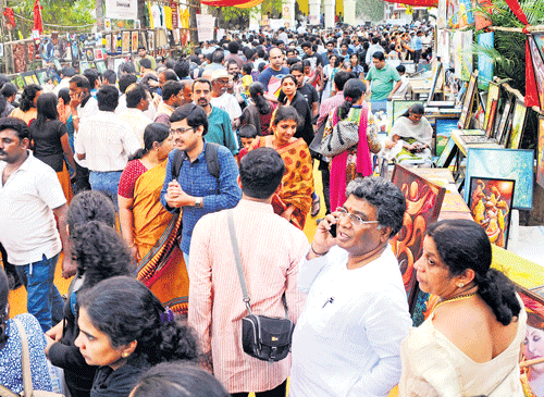 A large number of art aficionados throng Kumara Krupa Road. DH Photo