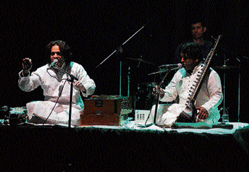Arshad Khan (L) and Kashif Ahmed Khan (R) perform at 'Project Jazz  Raga' at India Habitat Centre. DHNS
