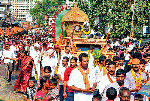 One of the three chariots being drawn in a procession, on the occasion of 'Tulunadda Jathre,' to mark the silver jubilee of Sri Gurudevadatta Samsthanam, Odiyur, in Mangalore on Sunday. DH Photo