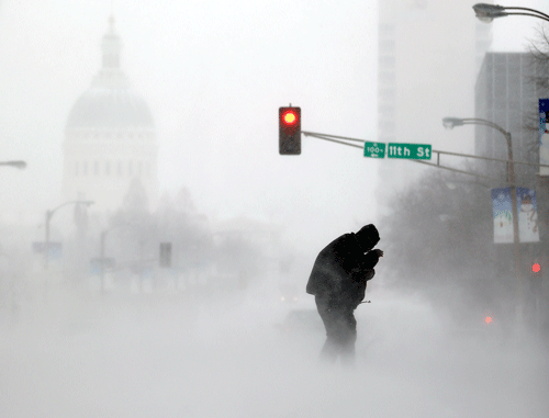 A blast of Arctic air gripped the vast middle of the United States on Monday, bringing the coldest temperatures felt in two decades, causing at least four deaths, forcing businesses and schools to close and canceling thousands of flights. Reuters