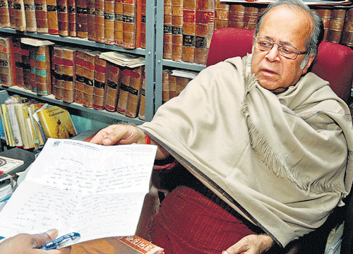 Justice A K Ganguly shows a photocopy of his resignation letter to mediapersons at his Kolkata residence on Tuesday. PTI