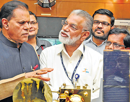 Isro Chairman Dr K Radhakrishnan (second from left) explains about Mars orbiter mission to Parliamentary Standing Committee on Science, Technology, Environment and Forests Chairman T Subbarami Reddy (left) and others in  Bangalore on Wednesday.DH Photo
