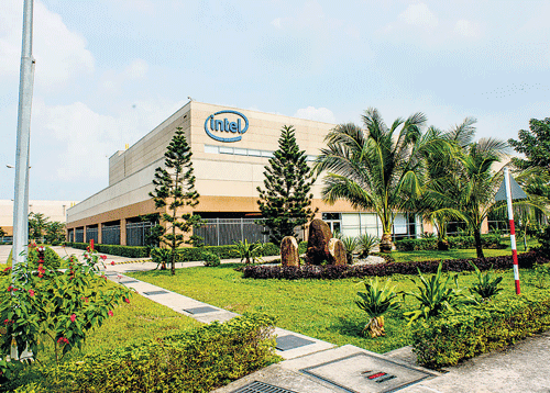 PROTECTING ENVIRONMENT: Some Western multinationals like Intel, which built its factory in Vietnam with environmental and sustainability measures, have started to build more environmentally sound factories in developing countries. NYT