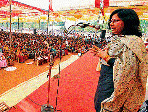 Akhila Bharatha Vidhyarti Parishat National Secretary Mamata Yadav speaks at a protest rally organised by Jagruta Mahila Vedike at Nehru Maidan in Mangalore, on Thursday. DH Photo