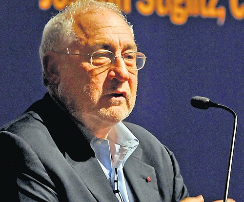 Nobel laureate Stiglitz backs UID