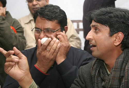 AAP leaders Kumar Vishwas (right) and Vinod Kumar Binny (left) showing eggs, allegedly thrown at them, at a press conference in Lucknow on Saturday. PTI Photo