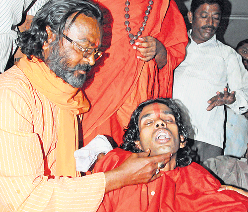 Pranavananda Swami, who tried to commit suicide in protest against Benny Hinn's visit, being attended to in Hubli on Saturday. DH photo