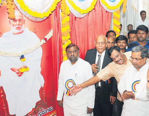 Community pride: Chief Minister Siddaramaiah and others take part in the Arya Idiga community convention in the City on Sunday.  dh photo