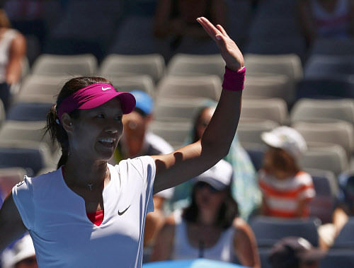 Li Na of China acknowledges the crowd after defeating Ana Konjuh of Croatia in their women's singles match at the Australian Open 2014 tennis tournament in Melbourne January 13, 2014. REUTERS