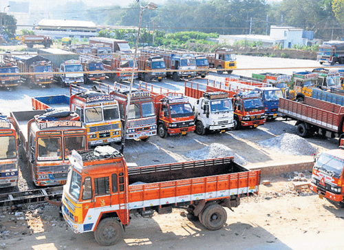 A strike by various commercial vehicle operators' associations in the City was called off on Monday following Chief Minister Siddaramaiah's intervention. DH Photo