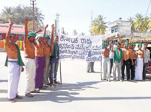 Members of Raitha Sangha take out a semi nude protest demanding implementation of permanent drinking water project to Ajjampura, on Tuesday. dh photo