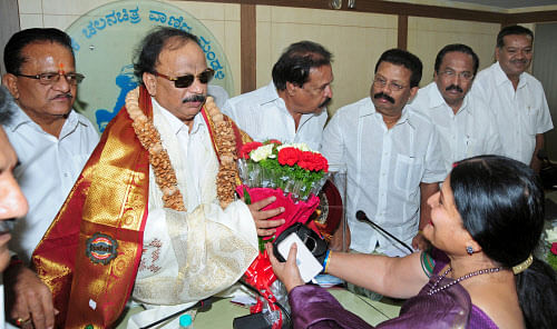 Information Department Minister Roshan Baig being felicitated by Karnataka Film Chamber of Commerce Former President Jayamala during his first visit to Karnataka Film Chamber of Commerc e office on Race Cource road in Bangalore on Tuesday. (From Left) Karnataka Film Chamber of Commerce President H D Gangaraju, Karnataka Film Chamber of Commerce General Secreatry Sa Ra Govindu, Film Producer B R Keshav and other s are seen. DH Photo