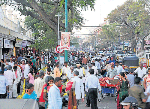 People are seen indulging in last minute shopping ahead of Sankranti festival at Devaraja Market, in Mysore, on Tuesday. DH PHOTO