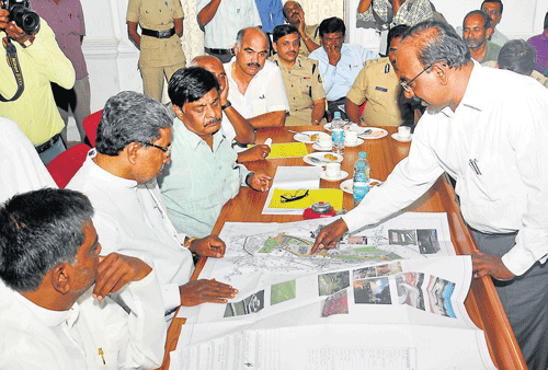 big plans: Chief Minister Siddaramaiah, District in-Charge Minister V Sreenivas Prasad and PWD Minister Dr H C Mahadevappa during a meeting on Chamundi Hill development at Government Guest House, in Mysore, on Tuesday. DH Photo