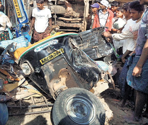 The mangled remains of the autorickshaw which met with an accident on the outskirts of Jagalur in Davangere district on Wednesday. dh photo