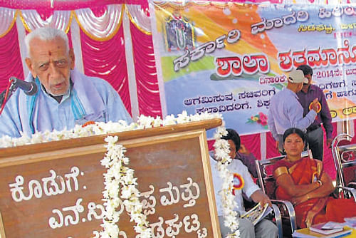 Freedom fighter H S Doraiswamy speaks at the centenary celebrations of the Government Model Higher Primary School at Nidaghatta  on Wednesday. DH Photo