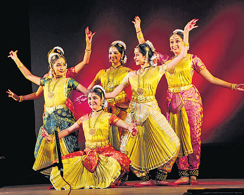 a group of Javanese dancers poses dancing with their friends while taking  pictures on the stage 27596513 Stock Photo at Vecteezy
