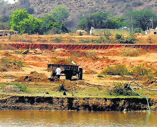 The government is considering the possibility of mining sand from lakes in the districts of Kolar, Chikkaballapur, Bangalore Urban and Rural districts and Ramanagara. dh file photo