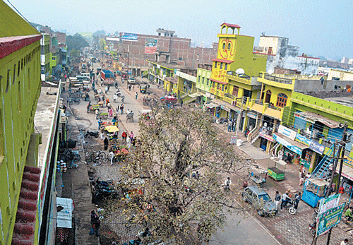 All buildings on the main roads of Bhabua are painted green.