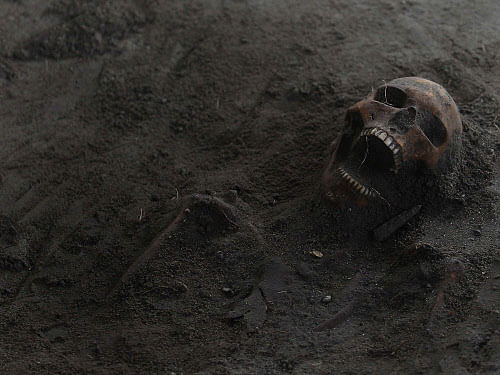 A human skull is seen at a construction site in the former war zone in Mannar, about 327 km (203 miles) from the capital Colombo, January 16, 2014. The discovery of a mass grave containing more than 30 skulls in northern Sri Lanka has fuelled speculation that there may be many more like it containing the remains of thousands who went missing during the island nation's nearly three-decade war. The remains, which workers stumbled on as they dug up roadside paving for a water project, are yet to be identified. The first mass grave to be found in the former war zone, it is spread over an area measuring about 400 square feet (37 square metres) and is 5 feet (1.5 metres) deep. Picture taken January 16, 2014. REUTERS