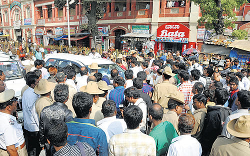 We oppose: Vendors block Mayor B S Satyanarayana's vehicle during a protest at KR Market on&#8200;Friday. dh photo