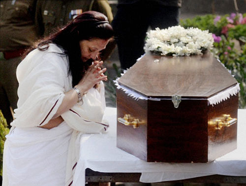Veteran actor Moon Moon Sen paying her respects to  the mortal remains of her mother Suchitra Sen during her  funeral ceremony in Kolkata on Friday. PTI