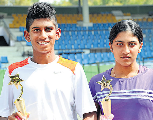 Karnataka's C Vasisht and Tamil Nadu's R Abinikka pose with their spoils after winning the boys' and girls' titles respectively on Saturday. DH Photo