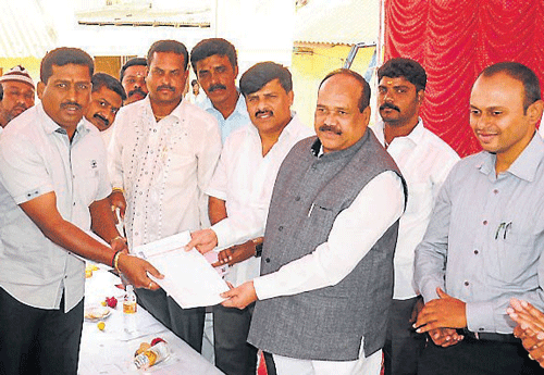 President of Mysore District Street Vendors Association Chandrashekar N submits a memorandum to M Shivanna, Chairman, National Commission of Safai Karmacharis, at a programme in Mysore, on Monday. DH PHOTO