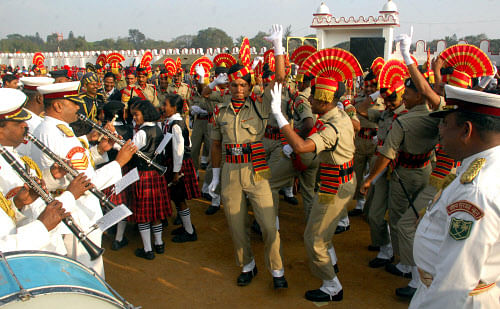 BSF personnel danceing during the Republic day rehersal at Manekshaw Parade Grounds in Bangalore. DH Photo