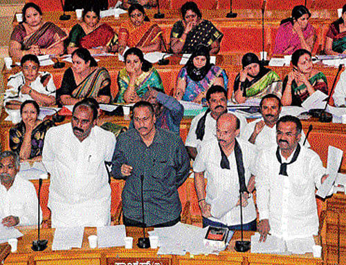 Heated words: Congress member M K Gunashekar and others argue with the mayor during the BBMP Council meeting in Bangalore on Tuesday. DH photo