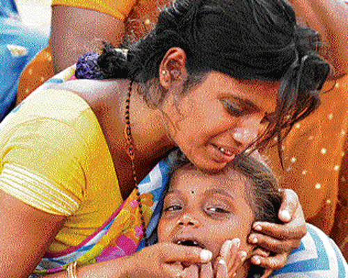 Adilakshmi and her daughter mourn the death of Gopi, in Bellary on Friday. DH Photo