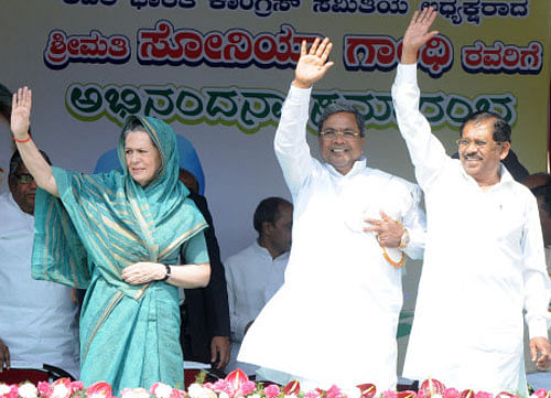 Congress president Sonia Gandhi at the felicitation programme held in Gulbarga on Saturday. CM Siddaramaiah, KPCC President G Parameshwar are also seen. -Photo/ Krishnakumar P.S