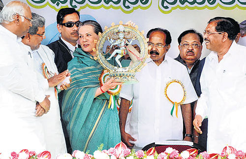 KPCC president G Parameshwara felicitates UPA Chairperson Sonia Gandhi  on Saturday in Gulbarga. Union ministers Mallikarjun Kharge, Veerappa Moily and Chief Minister  Siddaramaiah look on. DH Photo/ Krishnakumar P S