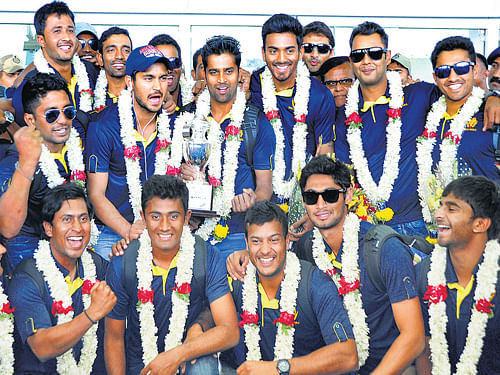 Newly-crowned Ranji Trophy champions Karnataka pose upon arriving at the Kempegowda International Airport on Monday. DH Photo/ Srikanta Sharma R