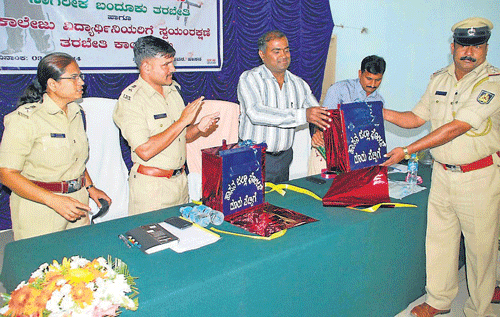 people-friendly: Deputy Commissioner V Anbu Kumar distributes complaint boxes to police stations, in Hassan, on Monday. Additional Superintendent of Police G K Rashmi, Superintendent of Police Ravi D Channannanavar, ZP CEO U P Singh and Inspector Ganesh are seen.  dh photo
