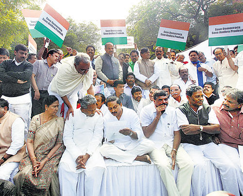 T-Tangle: Andhra Pradesh Chief Minister N Kiran Kumar Reddy along with state ministers stages a silent dharna at Jantar Mantar against the Centre's move to carve out a separate state of Telangana, on Wednesday in New Delhi.  PTI