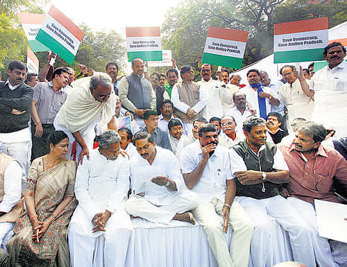 objection in numbers: Andhra Pradesh Chief Minister N Kiran Kumar Reddy along with state ministers during a silent  dharna at Jantar Mantar against the Centre's move to carve out a separate state of Telangana on Wednesday in  New Delhi. PTI
