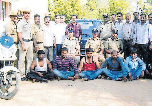 happy ending: Vidyaranyapuram and CCIB police seen with kidnappers and recovered vehicles, in Mysore, on Thursday. DH Photo