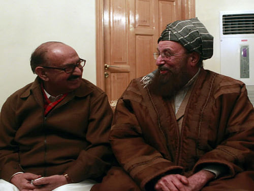 Maulana Sami ul-Haq, one of the Taliban negotiators, and government negotiator Irfan Siddiqui (L) smile before a news conference in Islamabad February 6, 2014. A long-awaited first round of peace talks between Pakistani Taliban insurgents and the government began in Islamabad on Thursday after persistent delays and growing doubt over the chance of their success. Reuters Photo