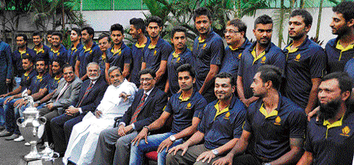 ONE&#8200;FOR&#8200;THE&#8200;ALBUM: The victorious players and support staff of the Karnataka Ranji Trophy team pose for photo alongside Chief Minister Siddaramaiah at his residence on Friday. KSCA's senior office-bearers were also seen. DH photo