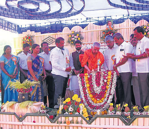 Simhana Gadde Bastimutt seer Sri Lakshmisena Bhattaraka Swamiji inaugurates Krishi Utsav organised by the SKDRDP. DH Photo