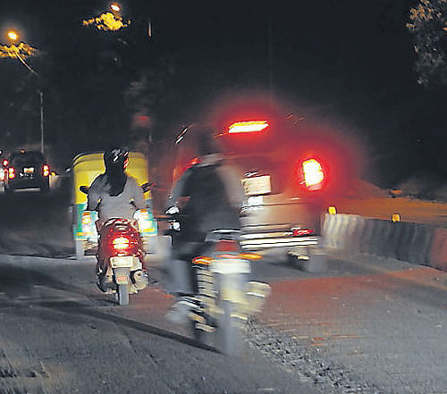 The absence of any mode of transport providing last mile connectivity and insufficient streetlights in residential areas cause a major problem for commuters at night. DHNS