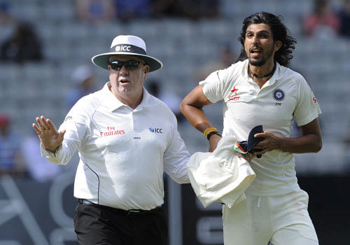 Umpire Steve Davis, left, attempts to cool a war of words between departing batsman New Zealand's Neil Wagner and India's Ishant Sharma at the end of the New Zealand 2nd innings on the third day of the first cricket test at Eden Park in Auckland, New Zealand, Saturday, Feb. 8, 2014. AP photo