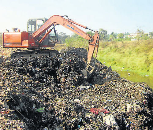 Garbage being removed from the banks of Keere stream in Gonikoppa. DH Photo