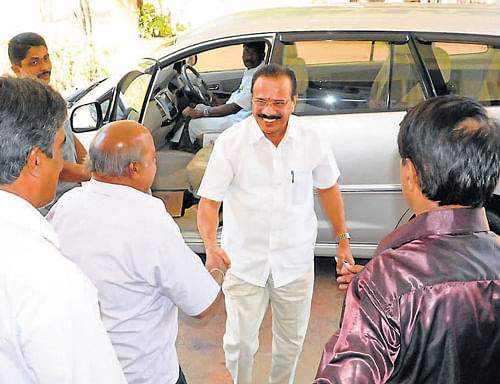 BJP Leaders M S Boje Gowda and Varasidhi Venugopal  welcome opposition leader in the Legislative Council D V Sadananda Gowda during his visit to Chikmagalur on Sunday. DHNS