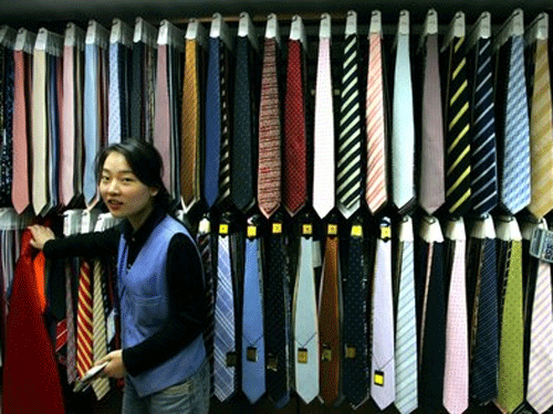 Mathematicians have found more than 177,000 distinct ways to knot a neck tie.  Reuters file photo