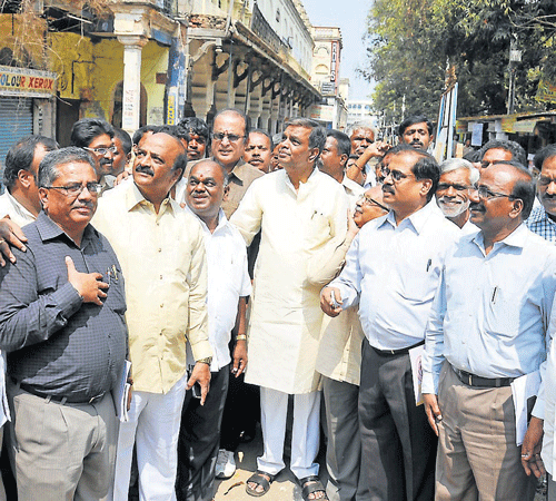 Minister V Sreenivas Prasad inspects Lansdowne building, in Mysore, on Monday. DH Photo